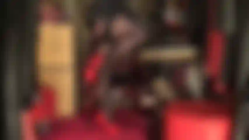 Con gambe in pelle nera e nylon sexy, calze e collant a strati: la padrona ti fa pulsare il cazzo con questa adorazione del corpo estremamente sensuale.