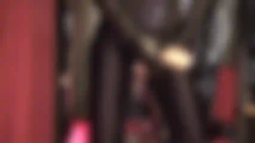 Un grosso cazzo di gomma è esattamente ciò di cui hai bisogno in questo momento, lubrificato con un po' del mio gustoso sputo, forzato in ogni tuo buco. La padrona è scintillante in una tuta di lycra, un cappello militare in lattice e stivali.