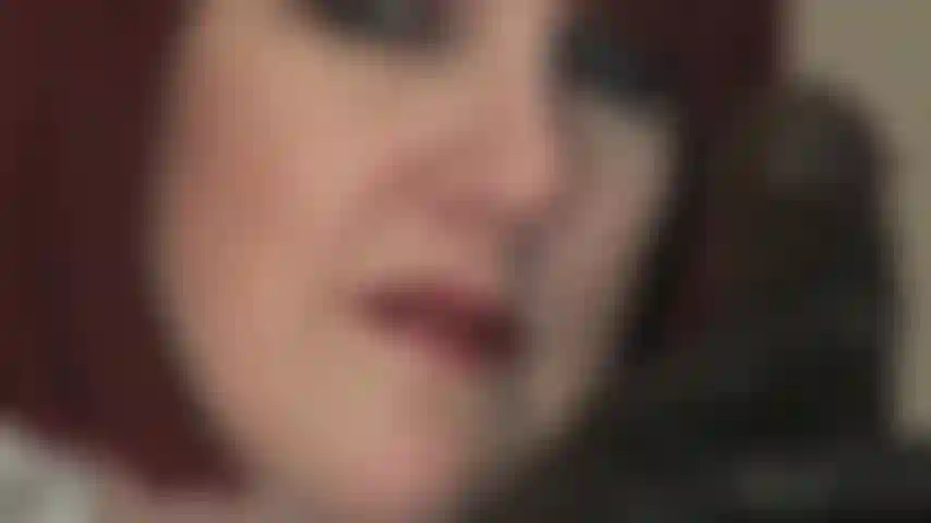 ( Parte 2/2 adorazione del viso e del cazzo) - la padrona ti rende debole e sottomesso mentre ti prosciuga le palle e il portafoglio con i suoi occhi penetranti, le labbra lucide e la lingua sensuale. La padrona accarezza un grosso cazzo nero e tutto ciò che desideri è ingoiare quella sborra.