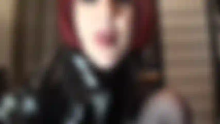 Con un vestito sexy in pvc lucido, gambe in collant neri e un grosso cazzo con strap-on a cui non puoi proprio resistere...