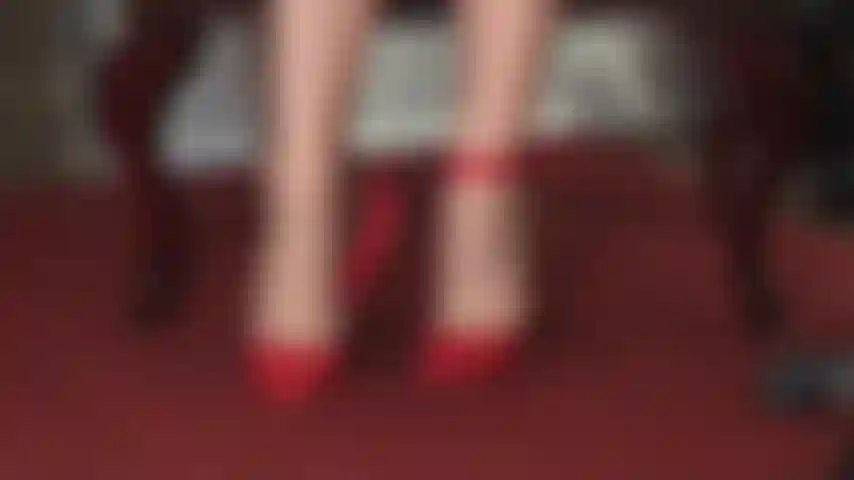 Il tuo cazzo da schiavo viene munto dai piedi in collant e dalle mani guantate della padrona, e viene su tutte le sue fantastiche gambe di nylon lucido.