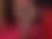 Gambe, cosce, cavallo e piedi in collant marrone lucido: rilassati e goditi la seducente vista scintillante sotto la scrivania, con pantaloncini metallizzati sexy e guanti rossi che ti accarezzano lentamente gambe e piedi.