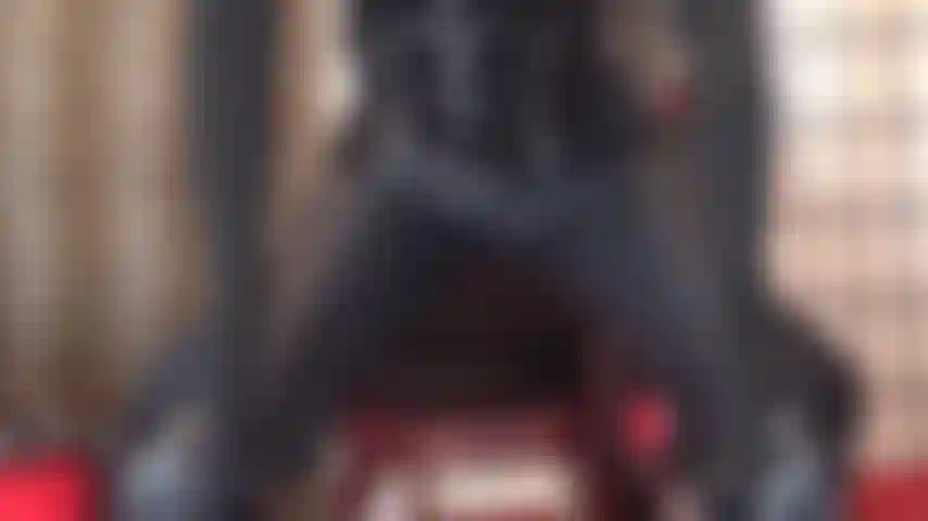 Adoro i pantaloni e gli stivali di pelle nera.