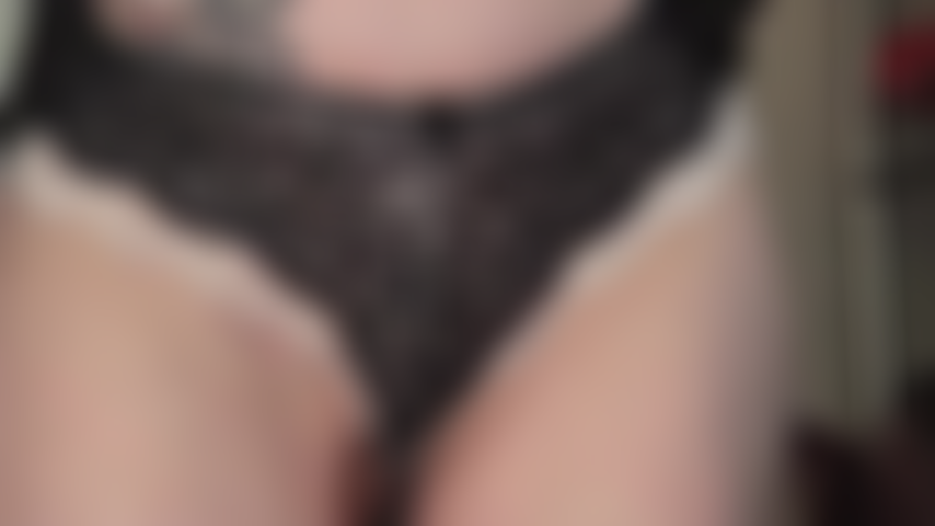 Una bella seduzione con le mutandine di pizzo: la padrona conosce i tuoi desideri... Una visione così intima e sexy ha un prezzo.