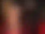 Con calze di pizzo, minigonna in lattice, stivali e cappello di pelle: la padrona è davvero sexy in questo vestito.