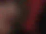 La padrona vivian stuzzica l'amante feticista dei tacchi con un paio di tacchi a spillo in metallo lucido e molto affilati.