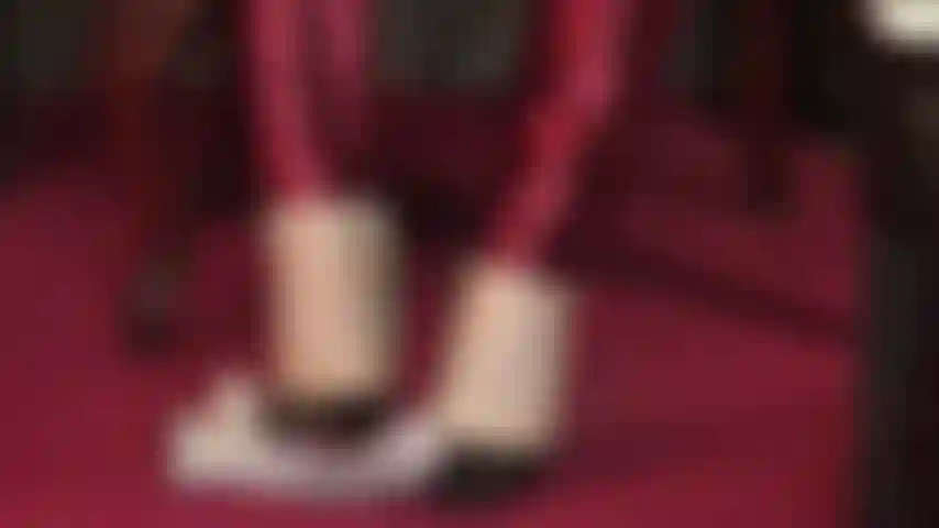 Schiava che abusa del cazzo con tacchi alti, calpestando e frustino.