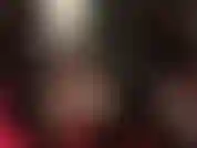 Indosso pantaloni di pelle e piedi incrociati su un pouf: adoro vedere i piedi dal basso, stuzzicare con i piedi nudi cambiando calzature, con ciabatte e décolleté penzolanti.