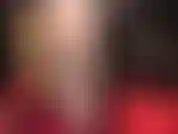 Che si esibisce indossando dei collant bianchi e trasparenti prima di passare a un paio di collant neri trasparenti.