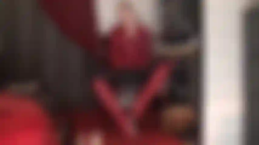 Faccio sesso con stivali di pelle rossa e faccio sesso con i guanti.