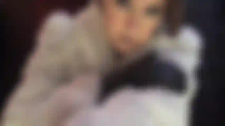 Un'esibizione di bellezza - mistress vivian è avvolta in una splendida pelliccia bianca morbida, guanti di pelle, un'elegante camicetta bianca in raso con fiocco, corsetto e pantaloni in raso con stivali alti. (Femdom, feticismo della pelliccia, cappotto di pelliccia, guanti di pelle, adorazione del corpo, adorazione della pelliccia, tease con pelliccia, frustino, sculacciate, frusta, camicetta in raso).