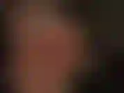 Primo piano del viso della padrona e della sua lingua che mi stuzzica... Che si tratti di dita dei piedi in nylon lucido o di piedi nudi. È tuo dovere, come schiavo dei miei piedi, pulirli a fondo, leccando e succhiando ogni centimetro sudato.