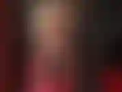 Un'adoratrice del cazzo bianco e del culo nudo: la mia padrona ti fa impazzire per il suo culo e le sue gambe nude, con un grosso strapon bianco che penzola in mezzo.