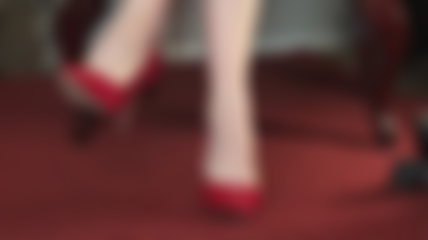 Amante dei piedi nudi: ti viene l'acquolina in bocca quando la padrona inizia a far penzolare le sue scarpe rosse perché è vicino il momento in cui potrai succhiarle le dita nude e leccare il sudore dalle sue piante gustose.