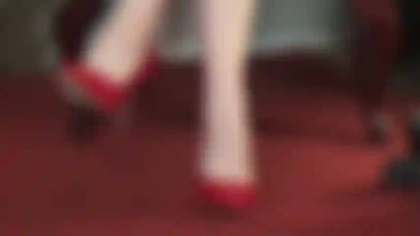 Amante dei piedi nudi: ti viene l'acquolina in bocca quando la padrona inizia a far penzolare le sue scarpe rosse perché è vicino il momento in cui potrai succhiarle le dita nude e leccare il sudore dalle sue piante gustose.