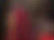 Con uno strap-on nero da 8 pollici in pantaloni di raso rosso lucido, la padrona dà in pasto un cazzo nero alle sue puttane.