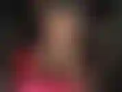 Tacchi fetish con cinturini: la tua dea in nylon mette in mostra le sue gambe meravigliose fino al suo culo perfetto in pantaloncini lucidi.