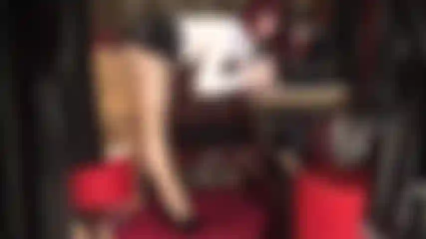 Il tuo sperma viene estratto con guanti monouso medici: la padrona vivian stuzzica il tuo carico, stuzzicandoti con le sue sexy gambe di nylon, la gonna corta di gomma e i guanti medici.