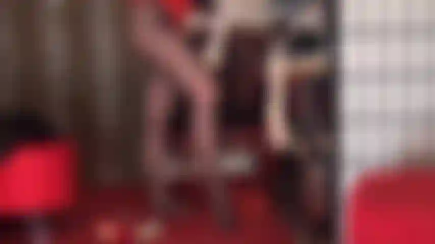 Calze di nylon bianco setoso con pizzo sulla parte superiore. Queste calze di nylon sono indossate sopra collant neri velati e abbinate a décolleté rosse lucide con tacco a spillo. Incredibilmente sexy.