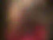 Una padrona in reggiseno, collant e tacchi che si accarezza il cazzo nero da 20 cm, palpando su e giù le sue gambe di nylon setoso e trasparente.