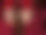 Video feticistico di piedi nudi incredibilmente eccitante, footjob su un grosso cazzo nero: la padrona avvolge i suoi bellissimi piedi nudi arcuati attorno a un grosso cazzo nero, con vista frontale e posteriore.