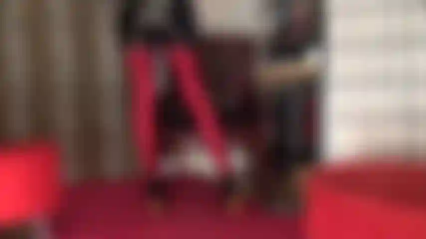 Adoro il mio corpo con collant rossi effetto bagnato in lycra/spandex e un completo nero in pvc lucido. Ho gambe da urlo con un paio di collant rosso scuro lucidi ad alta densità, stivaletti e un tocco fetish in vinile.