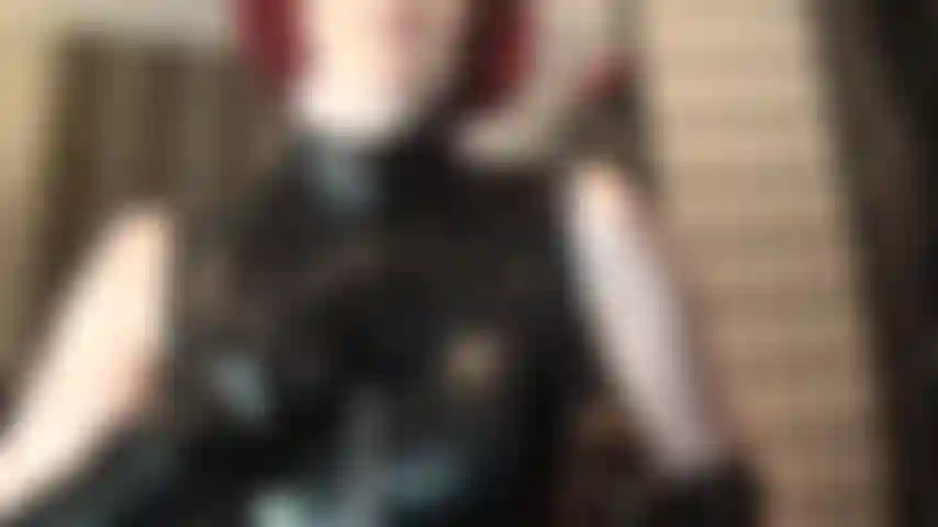 Con guanti in vinile nero, oh, essere toccata e stuzzicata dalle mani della padrona vestita con questi meravigliosi guanti fetish...