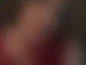 Una signora in rosso: un rossetto sexy che mi stuzzica, un'adorazione del viso, delle bellissime labbra rosse che si abbinano al mio vestito e ai miei guanti.