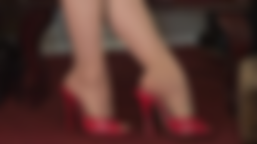 Feticista delle ciabatte rosse con tacco alto: la mia padrona ti fa venire l'acquolina in bocca e ti fa indurire il cazzo per queste bellissime scarpe con i tacchi in pelle rossa. Guanti di raso rosso, collant sexy, feticismo dei piedi, tacchi alti.