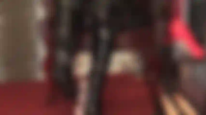 Bootlover: il tuo cazzo da schiavo viene prosciugato con l'uso degli stivali neri lucidi e delle calze autoreggenti della padrona.