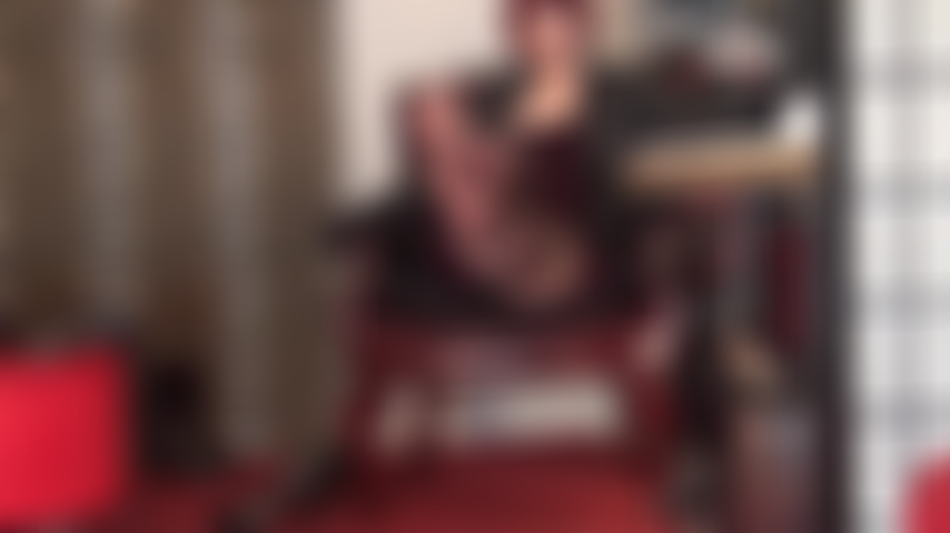 Hai un debole per i piedi e le gambe della padrona in collant neri incredibilmente lucidi.