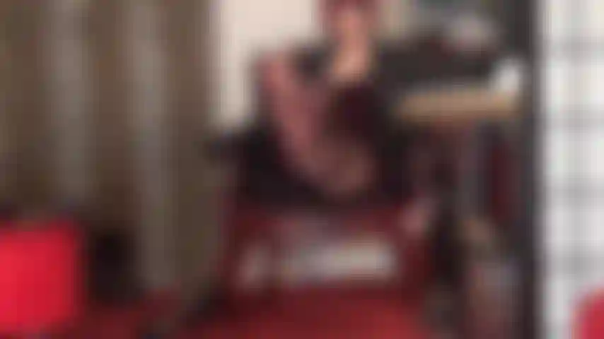 Hai un debole per i piedi e le gambe della padrona in collant neri incredibilmente lucidi.