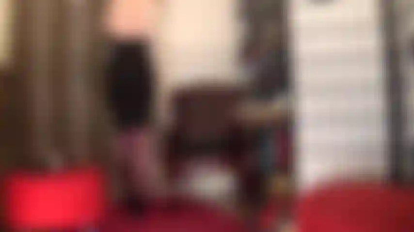 Curve seducenti in calze con la parte superiore in pizzo e strati di collant lucidi: la tua dea sa come stuzzicare... Vestita con un elegante completo di body con scollo all'americana e gonna a tubino, décolleté aperte e calze di nylon.