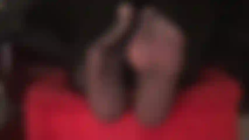 Stuzzico i piedi con collant neri trasparenti: la padrona ha i suoi bellissimi piedi di nylon appoggiati su uno sgabello e li muove proprio davanti al tuo viso.