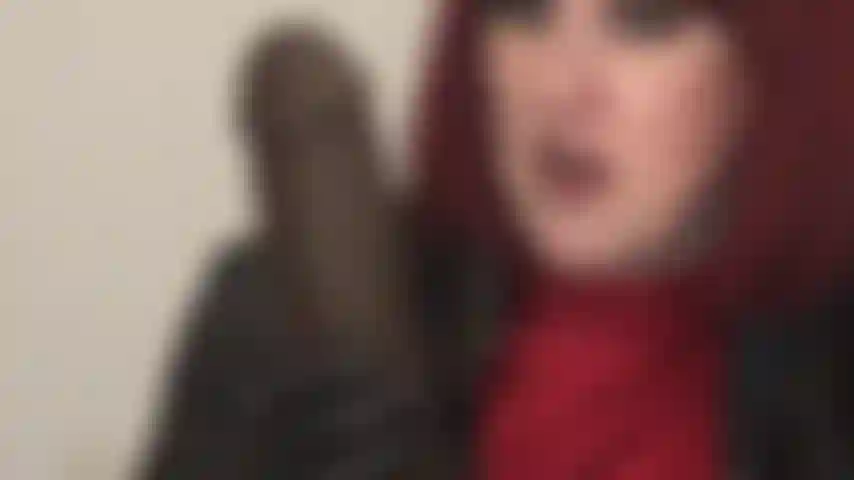 La padrona ti fa l'occhiolino mentre ti accarezza il cazzo nero. Non vuoi dare un piccolo bacio a quel grosso cazzo nero?