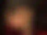 Ti stuzzico con un piede in collant lucido e lucido in faccia - il mio sexy piede in nylon lucido è puntato dritto verso il tuo viso, sotto il tuo naso, inspira profondamente, mentre intravedi qualcosa sotto la mia gonna di pelle.