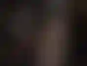 Le gambe incrociate sexy della signora vivian in un paio di collant scintillanti con motivo a giarrettiera e décolleté peeptoe molto speciali, da vicino.