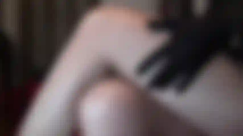 Gambe, gambe, gambe - non ne hai mai abbastanza delle gambe di mistress vivian. Che sia con delle calze di nylon trasparenti o completamente nuda, niente ti fa pulsare il cazzo come queste gambe tornite e quel culo fantastico.