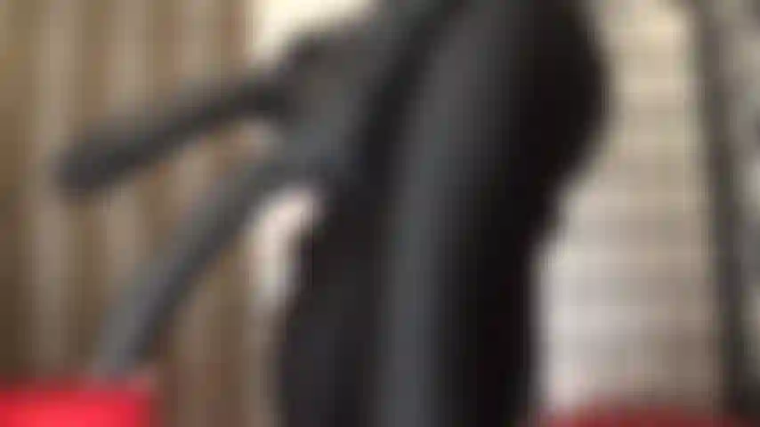 La padrona indossa i suoi due più grandi strap-on neri per riempirti davvero questa volta!