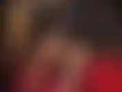 Con guanti di lattice rossi e uno strap-on nero e grosso. La padrona sa come stuzzicarti con guanti di gomma luccicanti e un grosso cazzo nero.