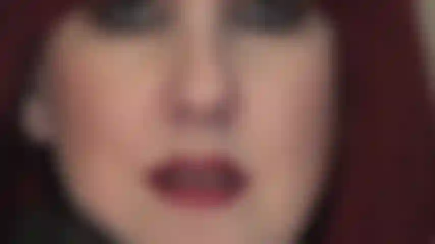 200710-0012- Labbra rosso lucido, primo piano del viso.