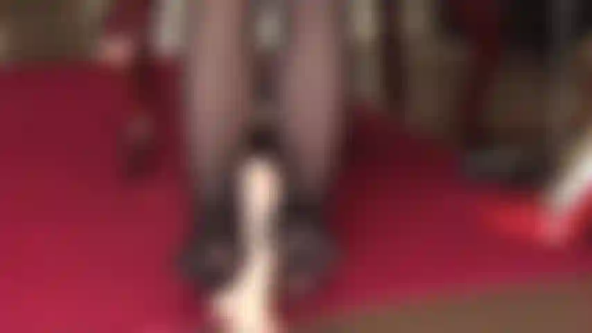 I piedi dei collant stuzzicano un dildo non tagliato. Non ti piacerebbe essere la destinataria di questo meraviglioso footjob in nylon?