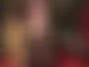 Adoro il mio corpo indossando una sexy lingerie rossa.