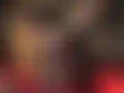 Indosso calze autoreggenti scintillanti, minigonna nera in lattice, masturbazione con guanti, adorazione del culo.