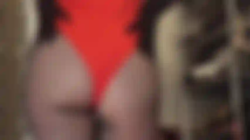 Adoro il mio sedere in collant e pulisco i miei stivali lucidi.