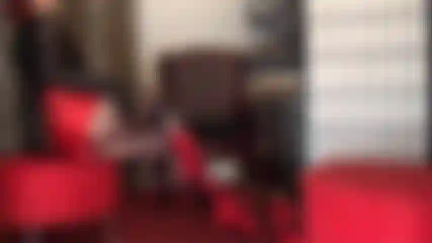 Pantaloncini di raso rosso fuoco e stivaletti di vernice abbinati a body di nylon, guanti di pelle e collant velati. Mmmmm sexy!