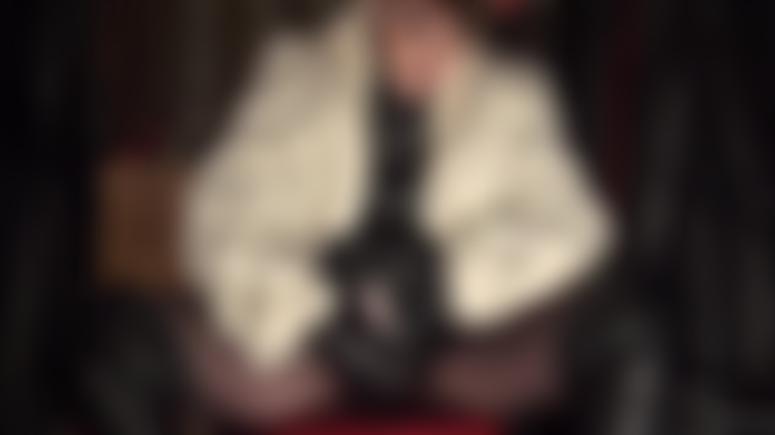 La padrona ti ha fatto eccitare per la sua meravigliosa pelle nera e pelliccia mentre si masturba con il suo grosso cazzo.