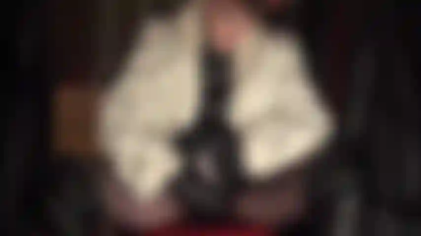 La padrona ti ha fatto eccitare per la sua meravigliosa pelle nera e pelliccia mentre si masturba con il suo grosso cazzo.