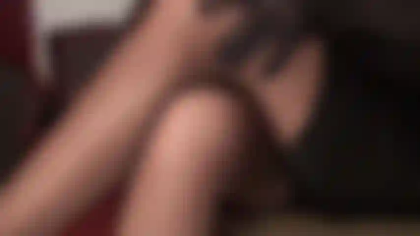 Findom, provocazione e negazione, da vicino e molto personale: le cosce in collant della padrona con una vista in mezzo risvegliano i desideri più profondi dentro di te.