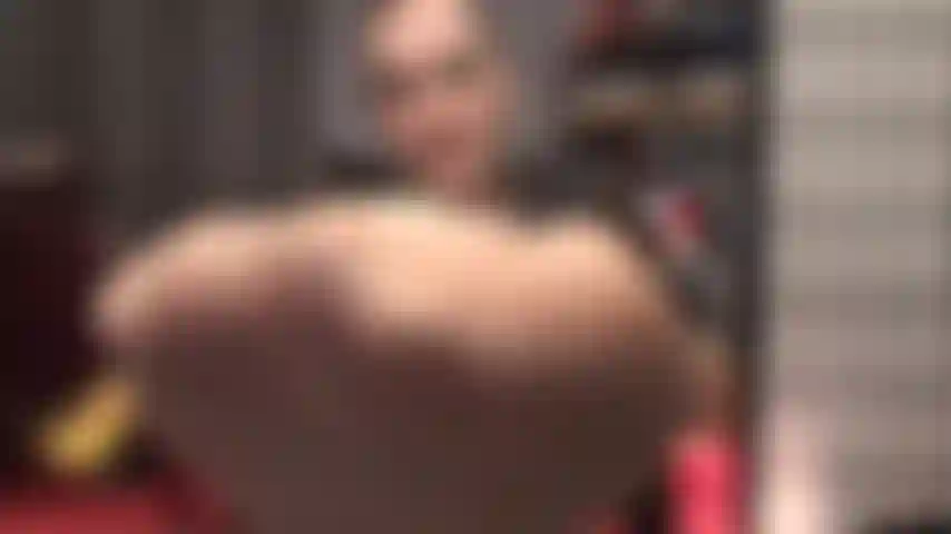 Le dita dei piedi in collant sono così gustose: la padrona le punta dritte verso il tuo viso per una venerazione estenuante.